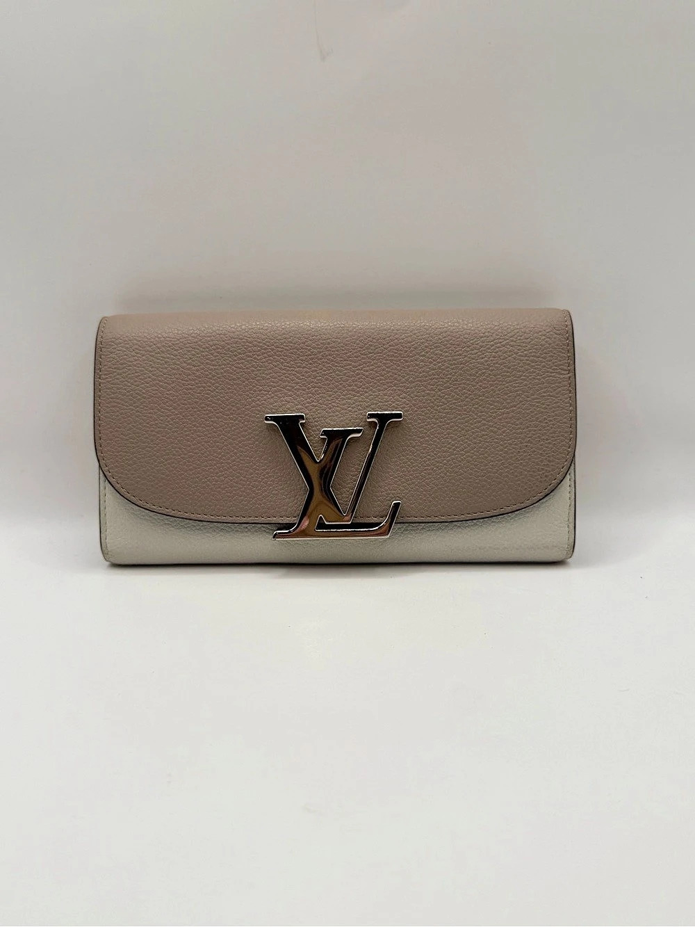 Louis Vuitton Beige x Cream Leather Capucines Wallet; Pre-Owned Retail $1,300